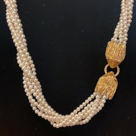 Genuine Pearl necklace with 18k lion heads clasp. Gorgeous! - Picture 17 of 17